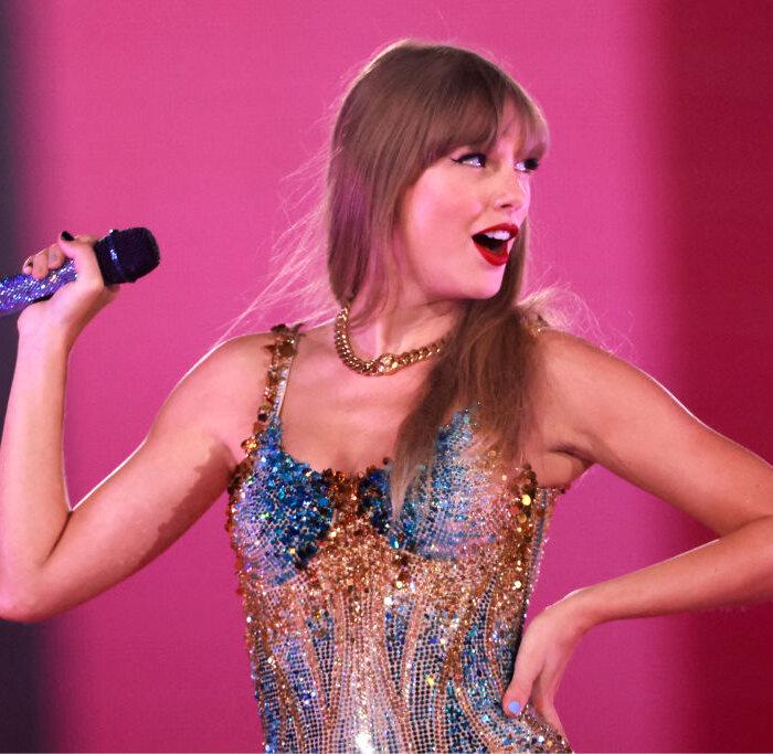 Taylor Swift Takes to the Stage, Fans, Aussie PM, Go Wild