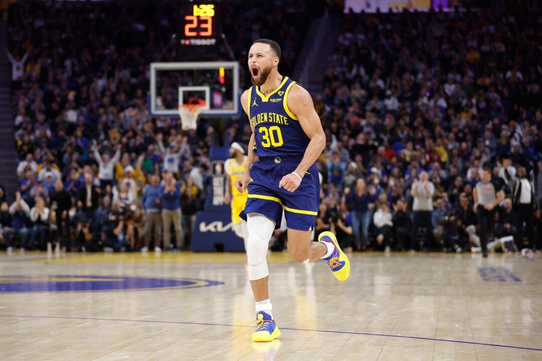 Stephen Curry, Warriors Outdistance Short-Handed Lakers