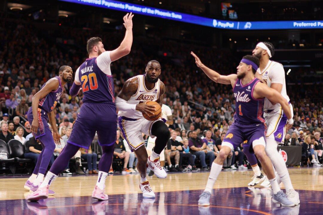 Hot-Shooting Suns Fight Off Lakers