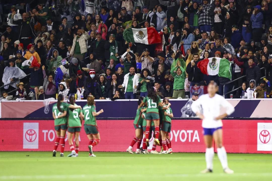 Mexico Shocks USWNT to Top W Gold Cup Group