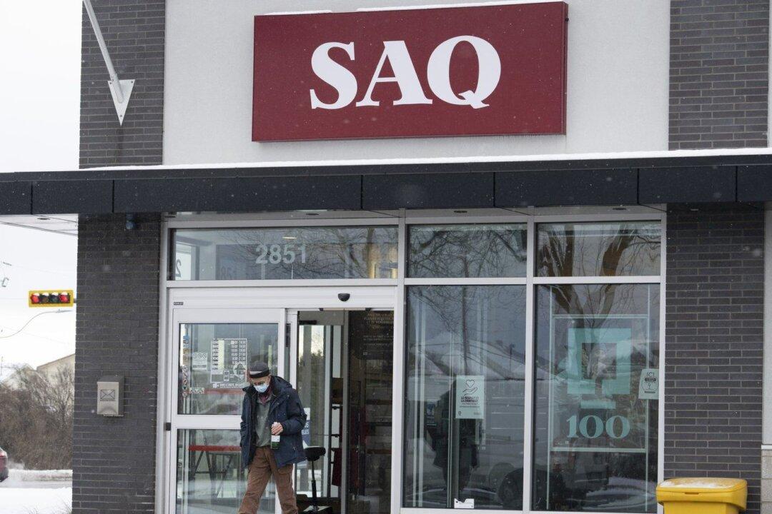 Quebec SAQ Liquor Store Employees Give Green Light for Limited Strike