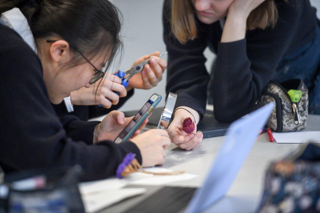 Over 70 Percent of Scottish Secondary School Teachers Say Mobile Phones Affect Pupil Behaviour