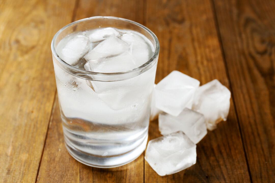 Drinking Ice-Cold Water Could Have Risks, TCM Practitioner Explains