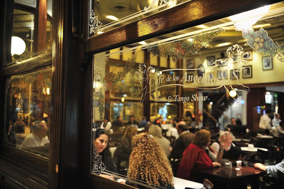 An old cafe in Buenos Aires that dates back more than 100 years. (T photography/Shutterstock)