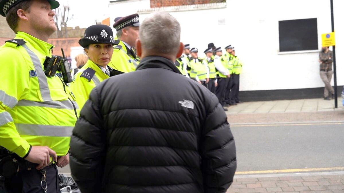 A heavy police presence in Streatham, London, on April 5, 2024. (NTD)