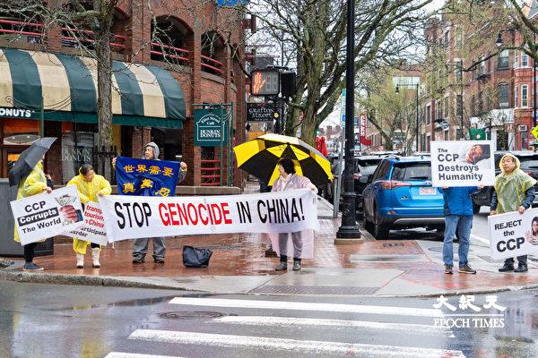 Falun Gong practitioners protested Chinese ambassador Xie Feng's speech at Harvard Kennedy College on April 20, 2024. (Learner Liu/The Epoch Times)