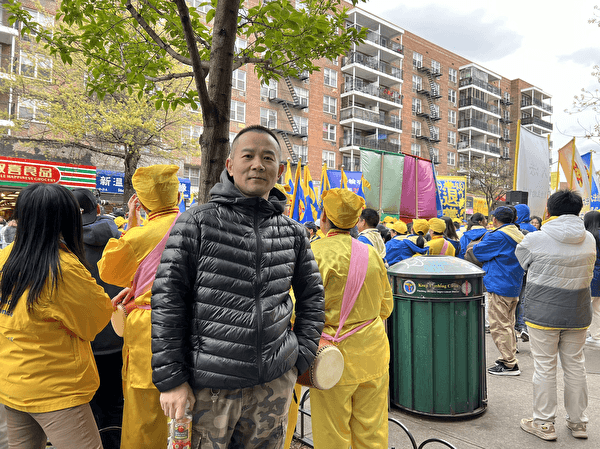 Sun Quan'an is getting his certificate of withdrawal from the CCP at the rally to commemorate the April 25 petition in Flushing, New York on April 21, 2024. (Shi Ping/The Epoch Times)