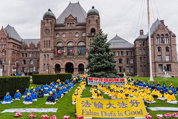 Hundreds of Falun Gong practitioners in Toronto gather in front of the Ontario Parliament Building to commemorate the April 25, 1999, petition in Beijing, on April 20, 2024. (Zhang Jerry/The Epoch Times)