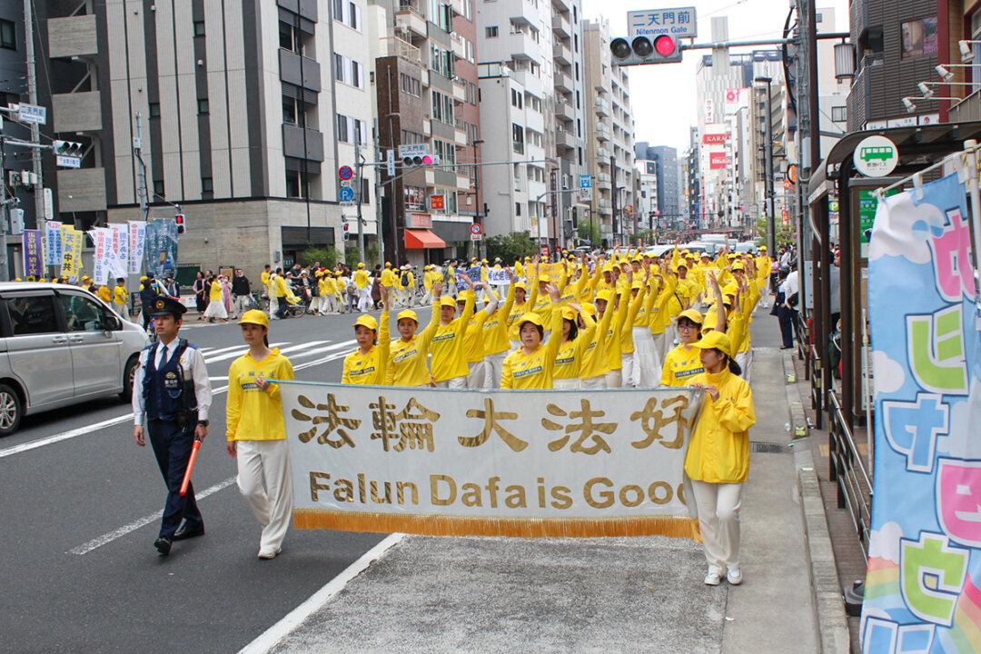 Hundreds of Falun Gong practitioners marched to commemorate the April 25, 1999, petition in Tokyo, Japan on April 21, 2024. (Zhang Shuhui/ The Epoch Times)